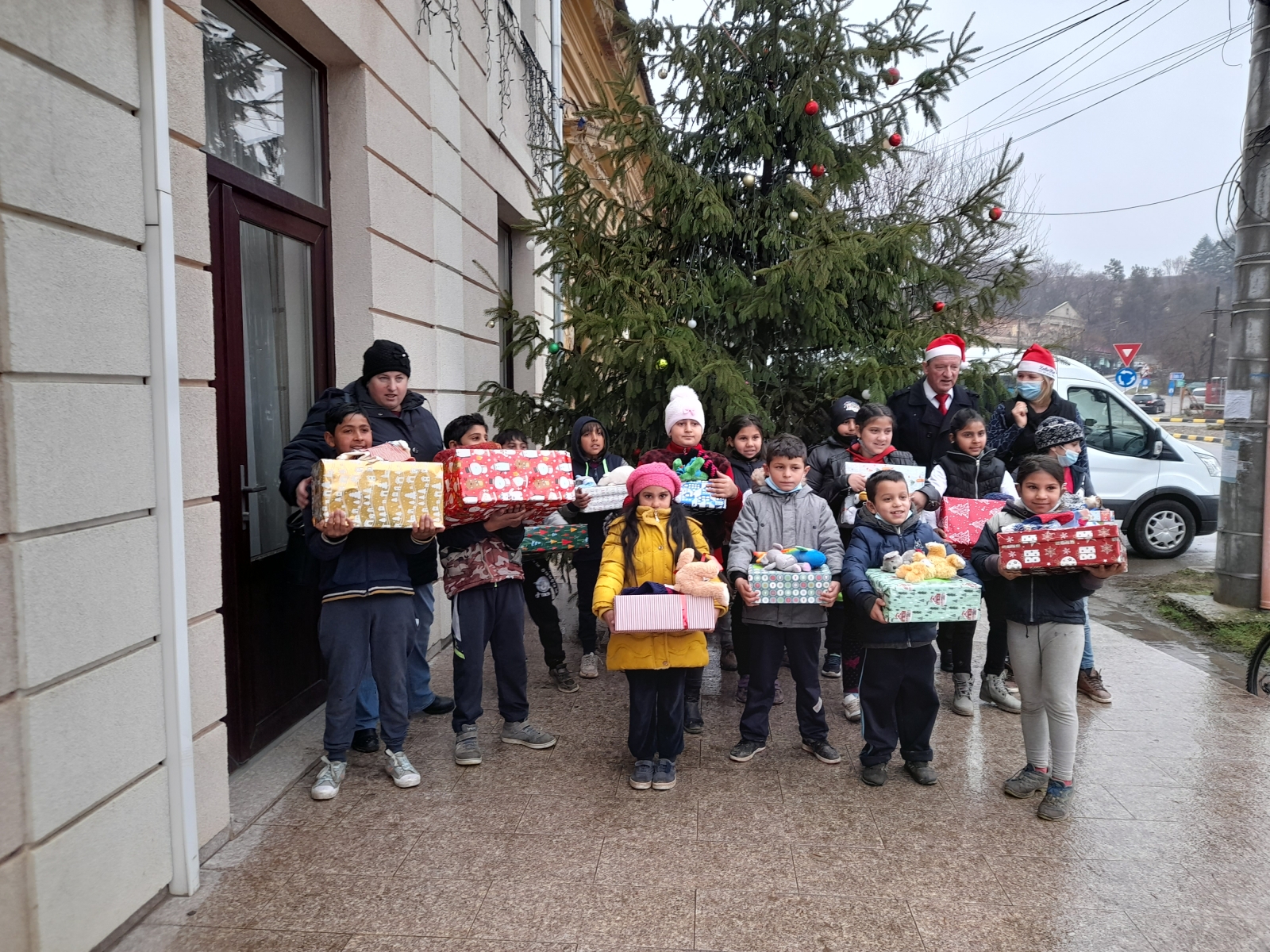 Distribution of end-of-year gifts at the Săcueni Museum